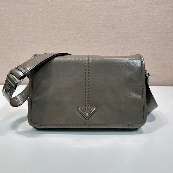 MESSENGER BAG 30 IN TROUT GRAY SOFT AND SHINY CALFSKIN